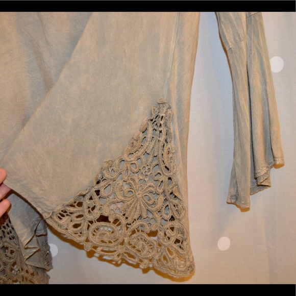 Altar’d State top - Picture 4 of 4